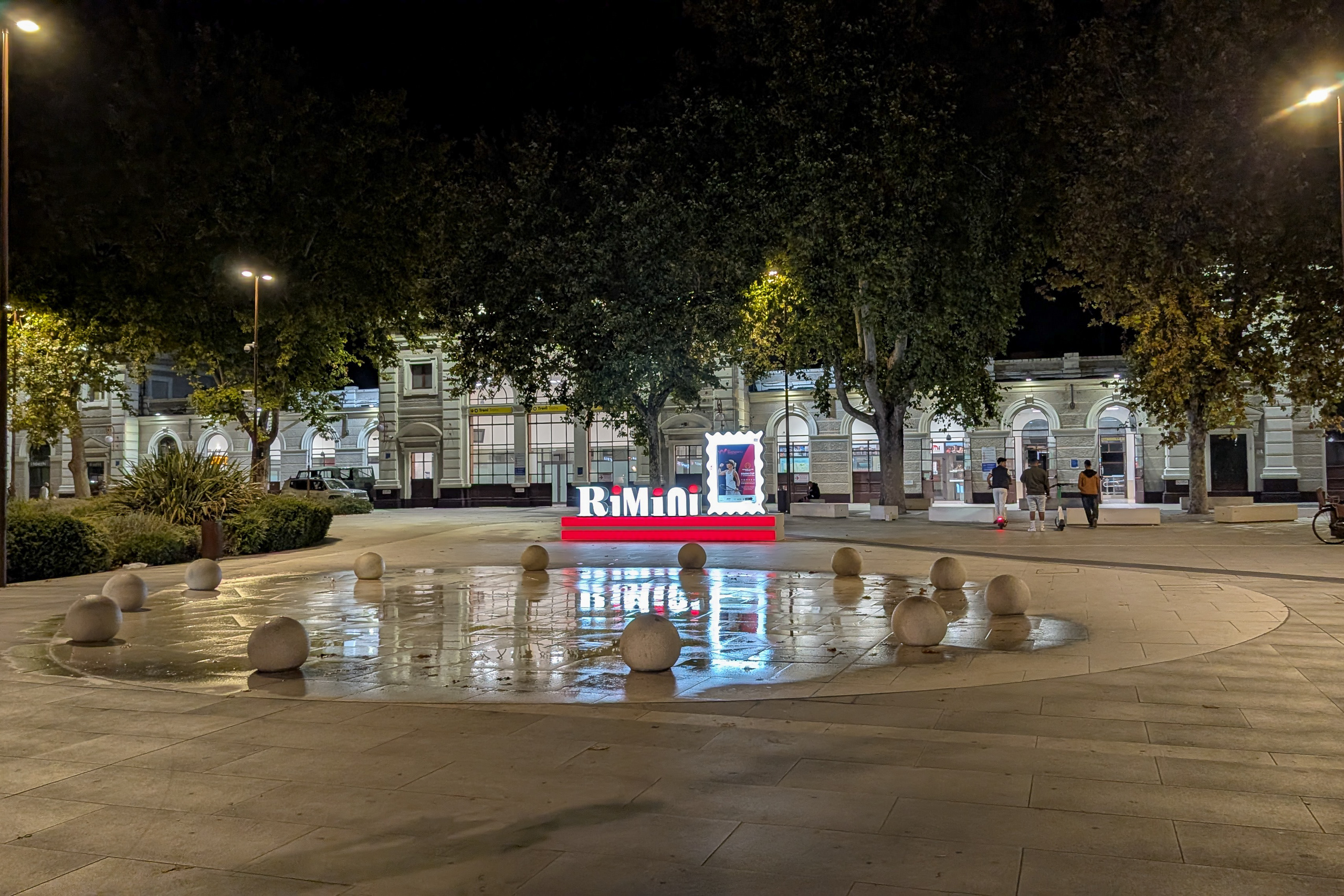 Bahnhofsvorplatz Rimini bei Nacht – Rückfahrt mit dem Metromare